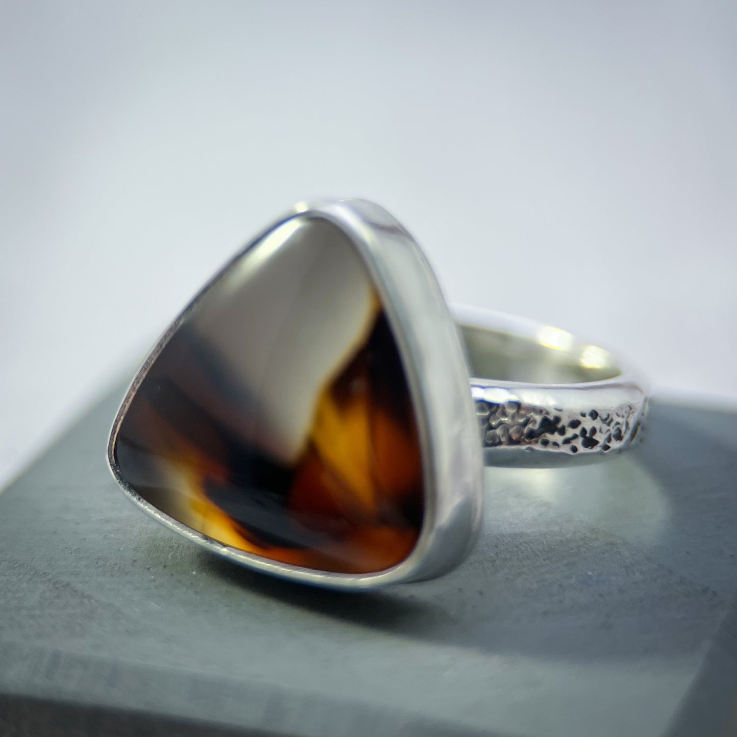 Embercrest Ring – Montana Agate Sterling Silver Textured Band (Size 8)