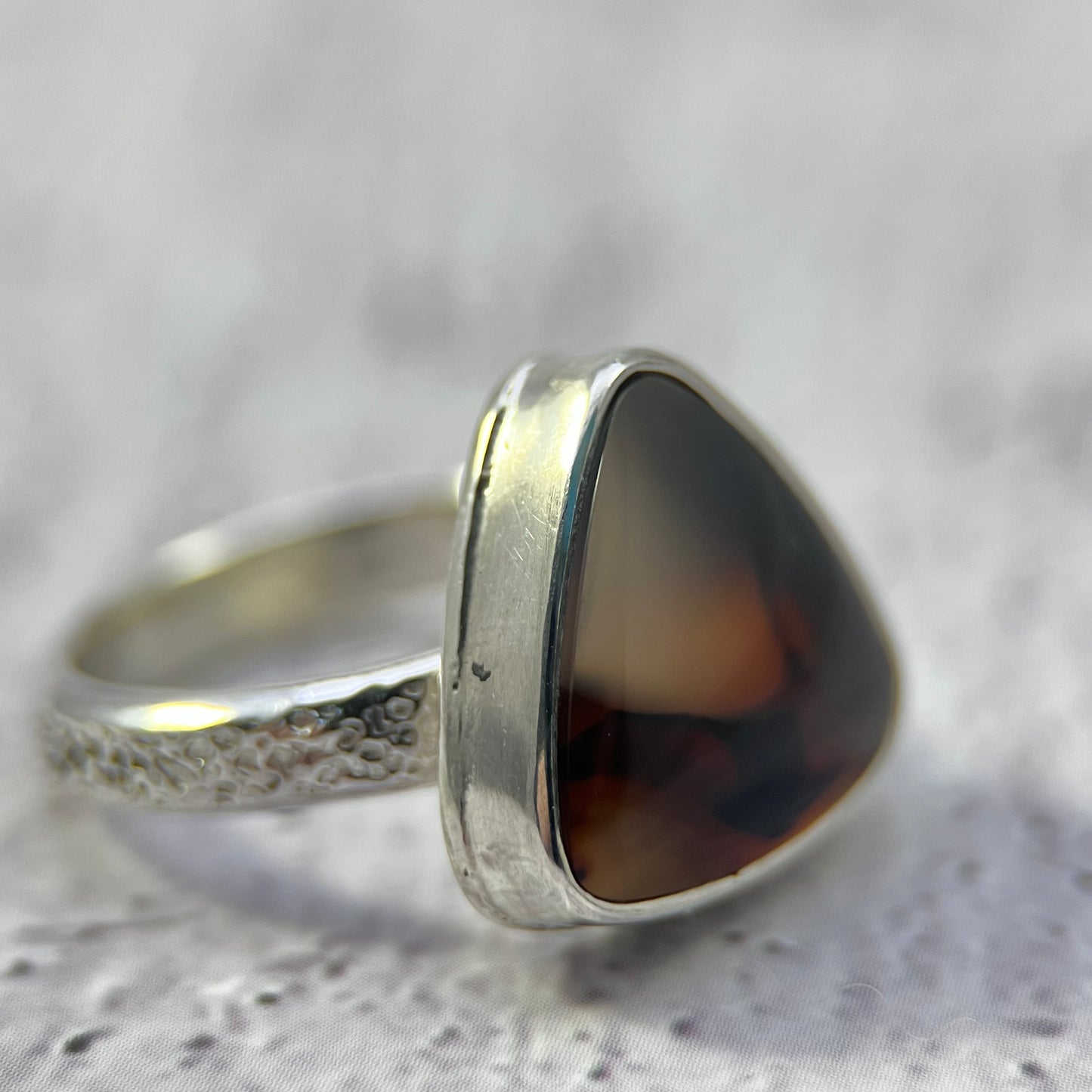 Embercrest Ring – Montana Agate Sterling Silver Textured Band (Size 8)